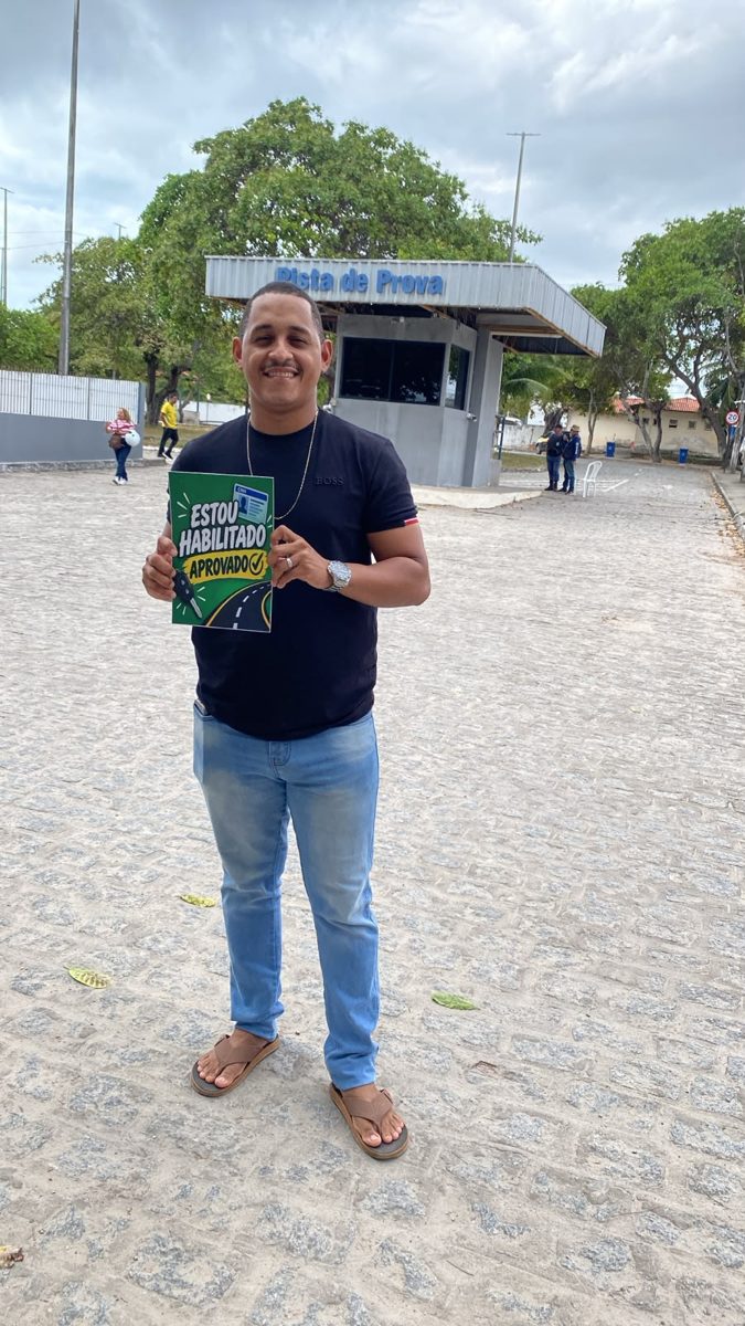 Aluno aprovado com o instrutor Fernando Sales na pista de prova