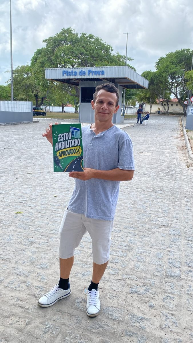 Aluno aprovado com o instrutor Fernando Sales na pista de prova