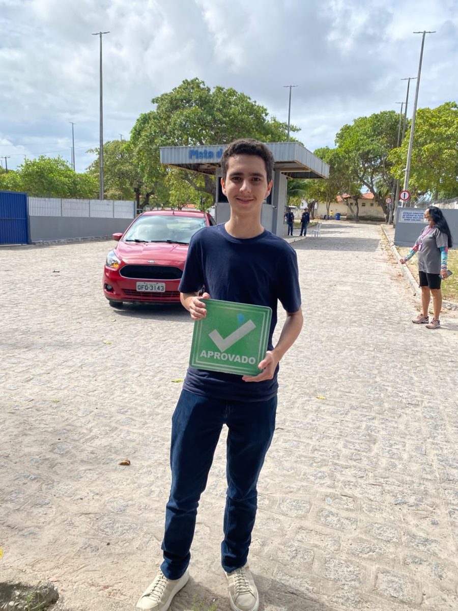 Aluno aprovado com o instrutor Fernando Sales na pista de prova