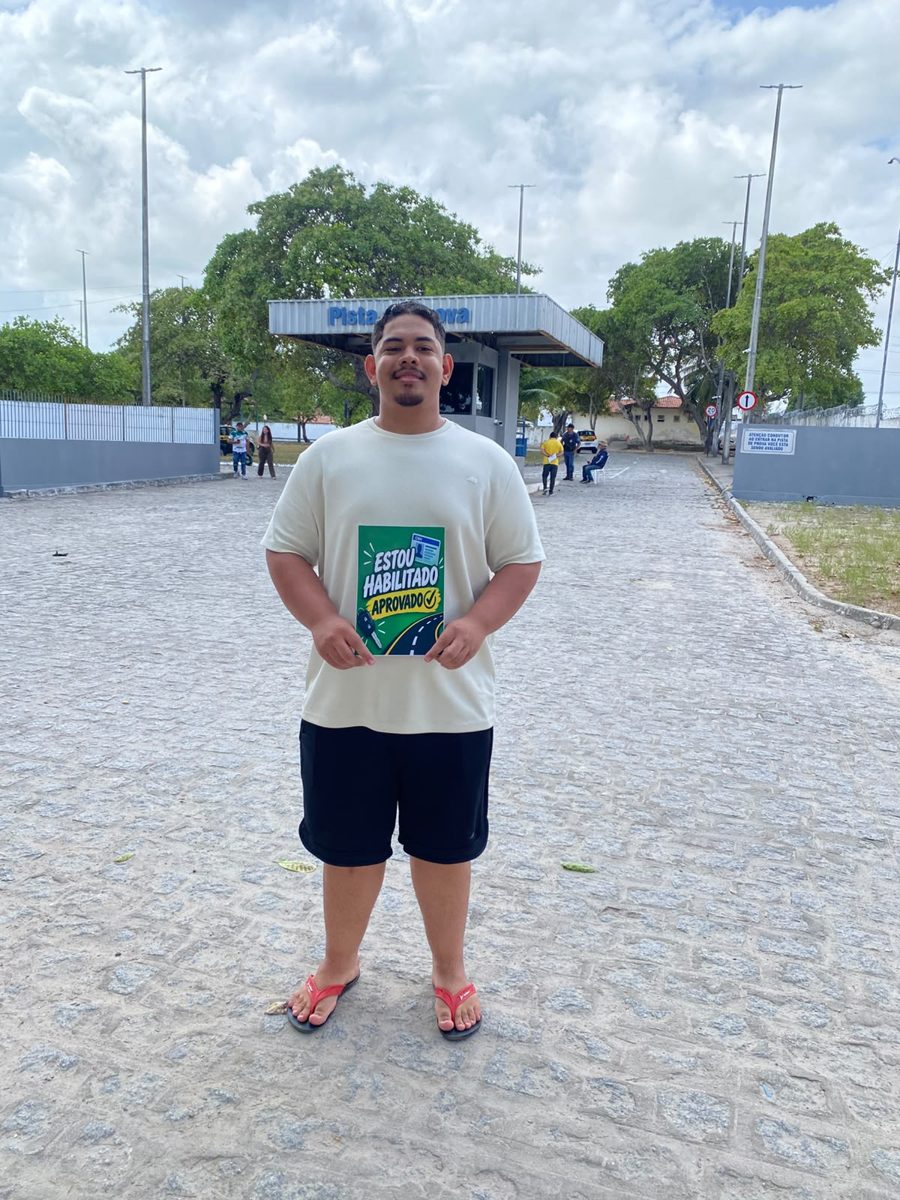 Aluno aprovado com o instrutor Fernando Sales na pista de prova