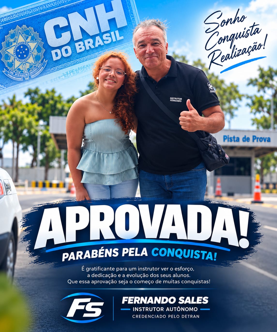 Aluna comemorando a CNH com o instrutor
